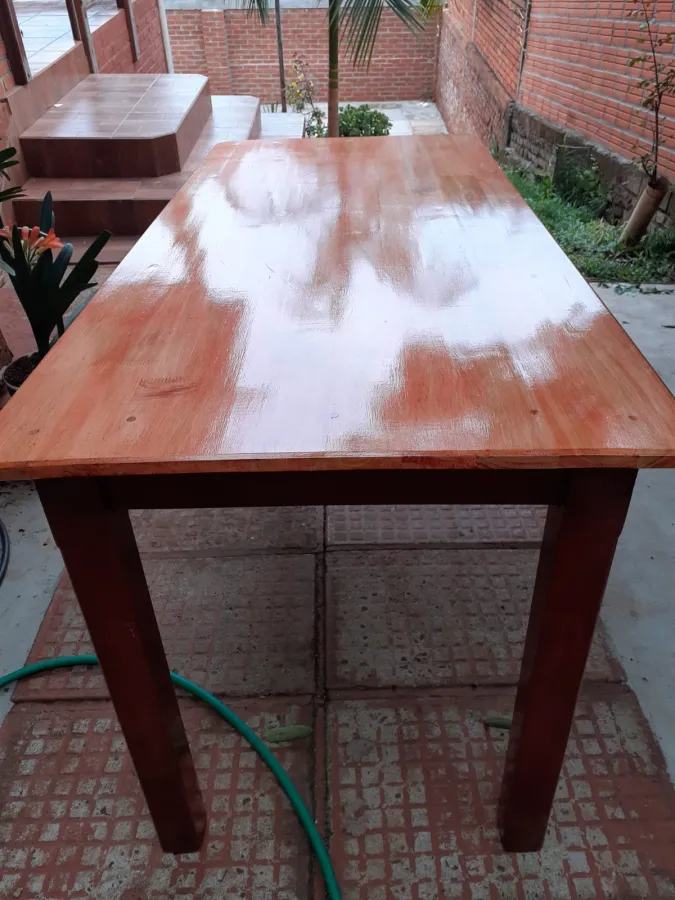 Sillas y mesas de madera