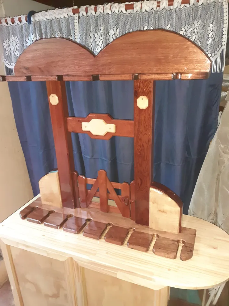 Detalle artesanal en madera