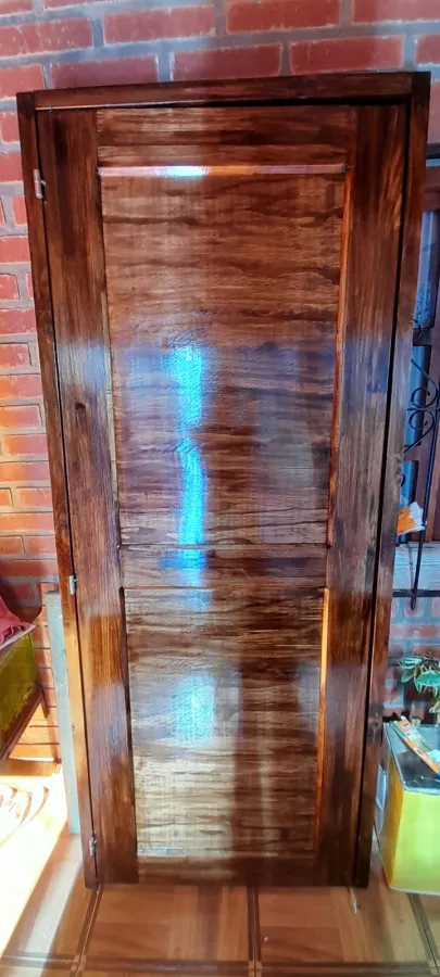 Puerta de madera de interior tallada