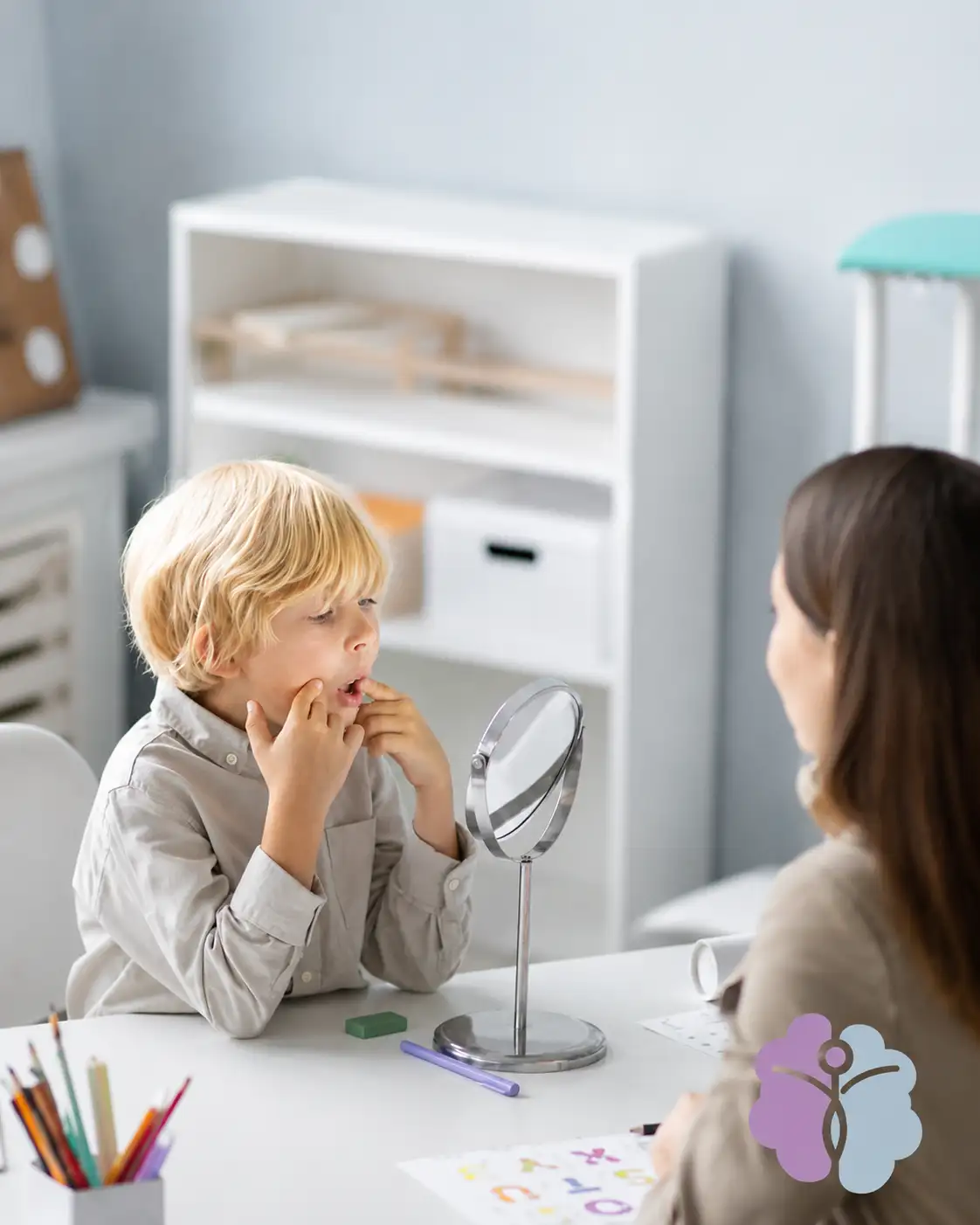 Sesión de fonoaudiología con niño