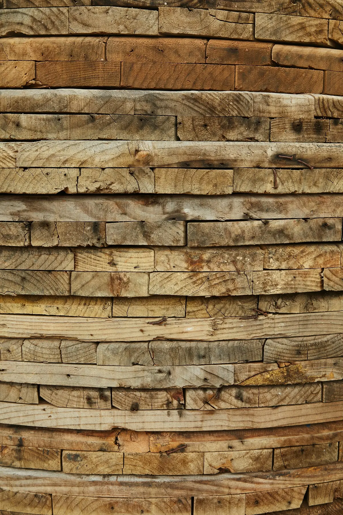 Tablones de madera para construcción apilados en el aserradero