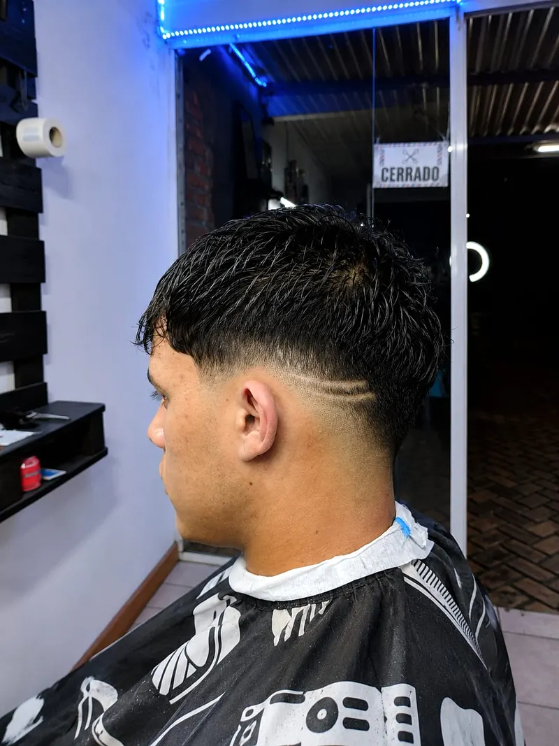 Degradado con diseño de línea, terminación de LKM Barber Shop