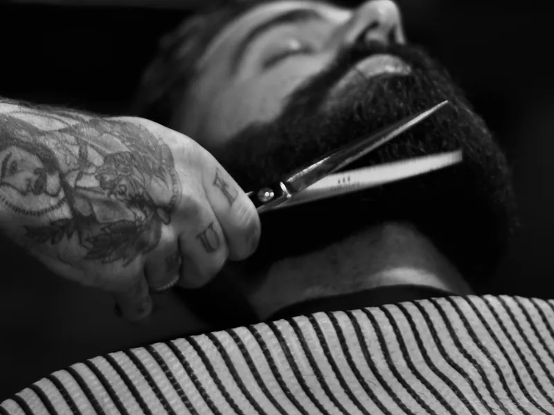 Perfilado de barba con tijera