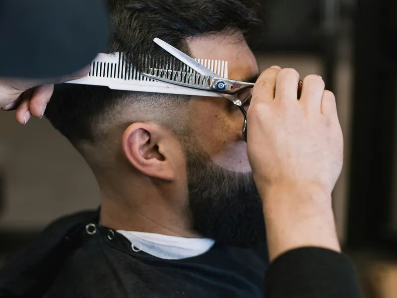 Corte masculino con fade terminado a tijera