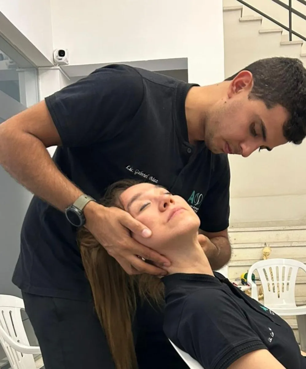 El Lic. Gabriel Baez brindando atención personalizada a una paciente