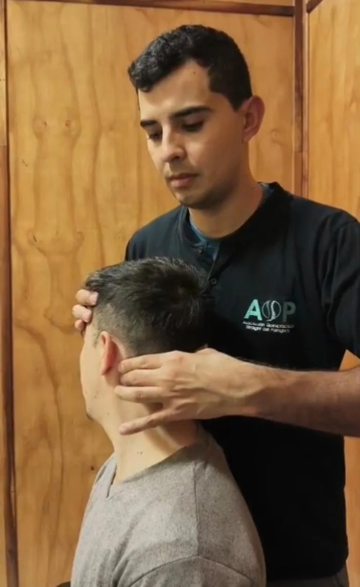 El Lic. Gabriel Baez aplicando un ajuste cervical durante una sesión