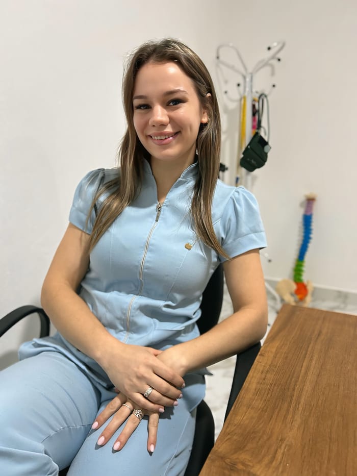 Viviana Schmitz en su consultorio de quiropraxia